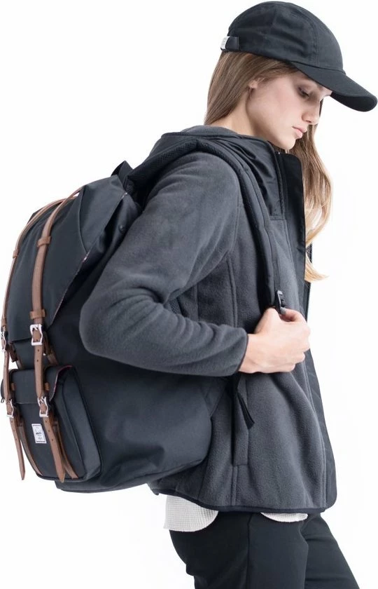 Flash-uitverkoop ๐ Herschel Little America - Black/Tan Synthetic Leather / Ruime Rugzak Met 25L Opbergvolume - 15" Fleece-gevoerd Laptopvak - Magnetische Sluiting / Met Levenslange Fabrieksgarantie / Limited Lifetime Warranty / Zwart ๐ 23 Flash-uitverkoop ๐ Herschel Little America - Black/Tan Synthetic Leather / Ruime Rugzak Met 25L Opbergvolume - 15" Fleece-gevoerd Laptopvak - Magnetische Sluiting / Met Levenslange Fabrieksgarantie / Limited Lifetime Warranty / Zwart ๐ - Afbeelding 21