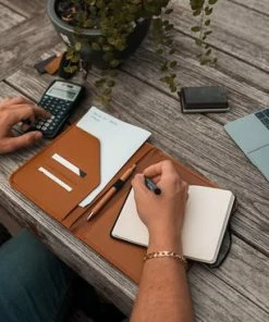 Beste Verkoop ⌛ Negotia Leather NEGOTIA Vintage Abbey - Leren Schrijfmap A5 - Leren Conferentiemap/Documentatiemap Voor A5 Schrijfblok - Leren Notitieboek - Bruin 💯 17 Beste Verkoop ⌛ Negotia Leather NEGOTIA Vintage Abbey - Leren Schrijfmap A5 - Leren Conferentiemap/Documentatiemap Voor A5 Schrijfblok - Leren Notitieboek - Bruin 💯 -A-journal shop 550x367 11