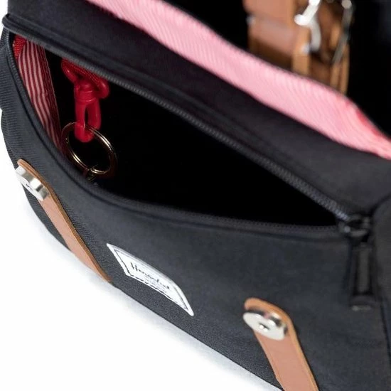 Flash-uitverkoop ๐ Herschel Little America - Black/Tan Synthetic Leather / Ruime Rugzak Met 25L Opbergvolume - 15" Fleece-gevoerd Laptopvak - Magnetische Sluiting / Met Levenslange Fabrieksgarantie / Limited Lifetime Warranty / Zwart ๐ 14 Flash-uitverkoop ๐ Herschel Little America - Black/Tan Synthetic Leather / Ruime Rugzak Met 25L Opbergvolume - 15" Fleece-gevoerd Laptopvak - Magnetische Sluiting / Met Levenslange Fabrieksgarantie / Limited Lifetime Warranty / Zwart ๐ - Afbeelding 12