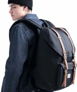 Flash-uitverkoop ๐ Herschel Little America - Black/Tan Synthetic Leather / Ruime Rugzak Met 25L Opbergvolume - 15" Fleece-gevoerd Laptopvak - Magnetische Sluiting / Met Levenslange Fabrieksgarantie / Limited Lifetime Warranty / Zwart ๐ 48 Flash-uitverkoop ๐ Herschel Little America - Black/Tan Synthetic Leather / Ruime Rugzak Met 25L Opbergvolume - 15" Fleece-gevoerd Laptopvak - Magnetische Sluiting / Met Levenslange Fabrieksgarantie / Limited Lifetime Warranty / Zwart ๐ -A-journal shop 550x716 1
